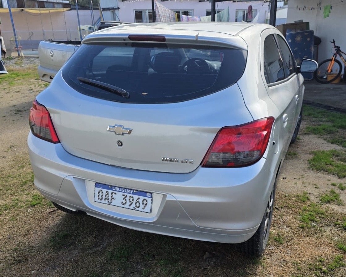 Chevrolet  Onix Ltz miniatura 3
