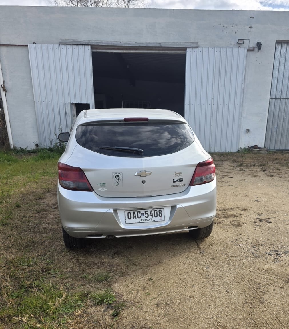 Chevrolet  Onix Lt miniatura 3